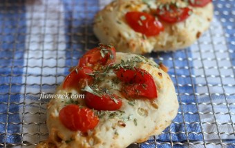 Focaccia mit Tomaten und Parmesankäse
