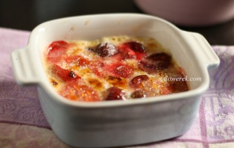 Mit Crème Brûlée überbackene Erdbeeren