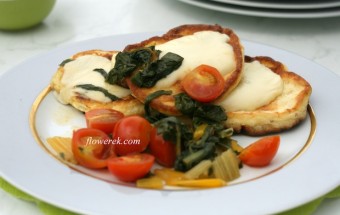 Pancakes mit Mangold und Tomaten