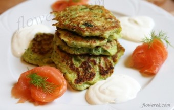 Zucchini-Kartoffelpuffer mit Räucherlachs