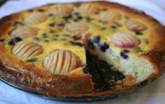 Birnenwähe mit Heidelbeeren und Lavendelblüten