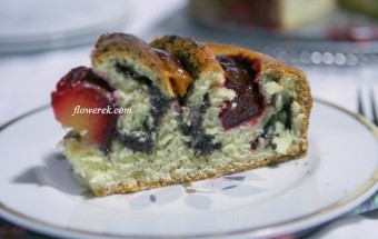 Hefekuchen mit Pflaumen und Mohn/ Hefeschnecke