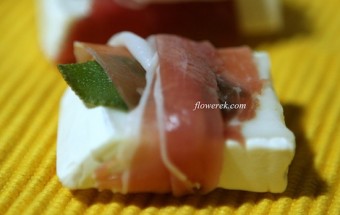 Ziegenkäse mit Prosciutto und Salbei