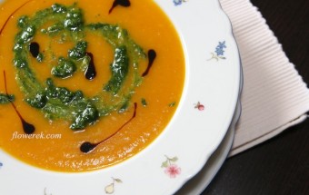 Kürbis-Pastinaken-Suppe mit grünem Pesto