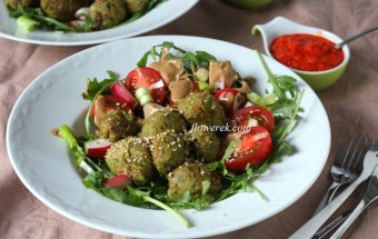 Falafeln auf Rucola-Salat mit Tahini Dressing