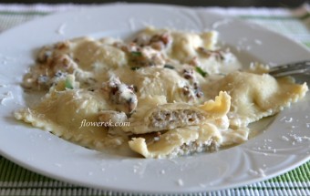 Ravioli mit Putenfleisch und Gorgonzola-Walnuss Sauce