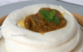 Baiser mit Rhabarber und Orangencreme