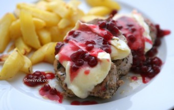 Schweinefilet mit Brie und Preiselbeeren