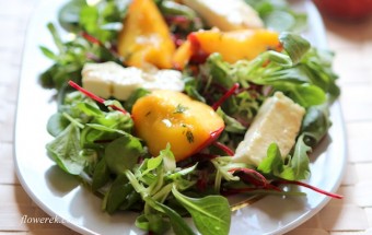 Salat mit gegrillten Pfirsichen und Schafskäse