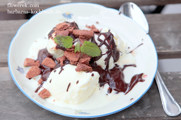 Milchpulver-Sahneeis mit Schokoladenkekse und -Soße