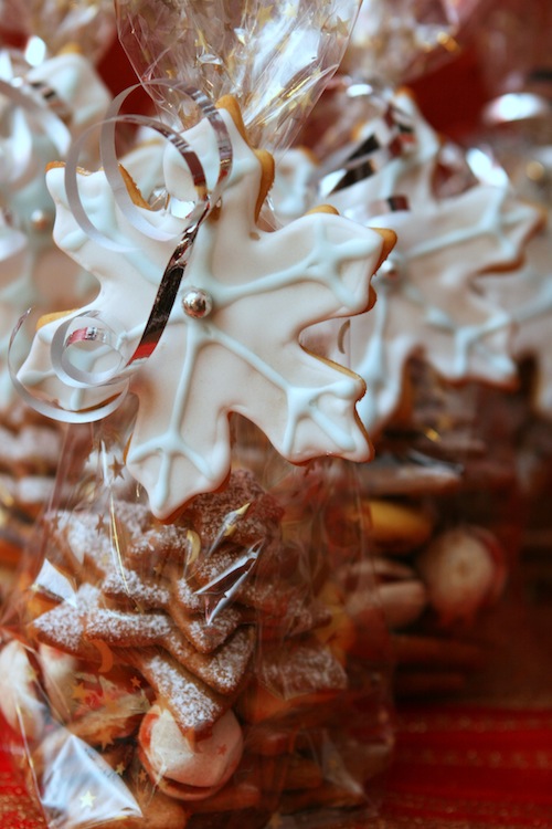 Süßes Päckchen mit Weihnachtsplätzchen