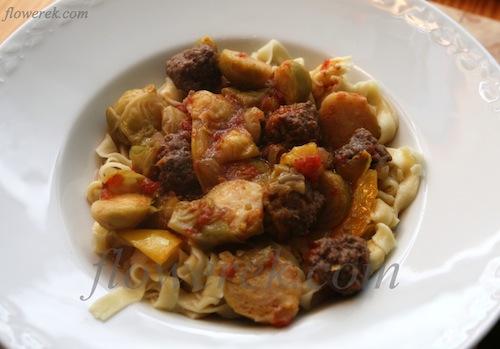 Tagliatelle mit Rosenkohl und Hackbällchen
