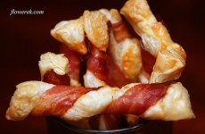 Gedrehte Blätterteigstangen mit Speck