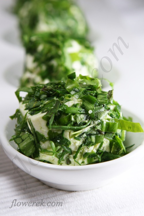 Käsekugeln in grüner Kräuterpanade