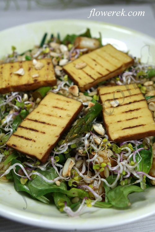 Salat mit Weizenkörnern, Spargel und gegrilltem Tofu