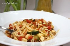Nudeln mit Zucchini und Räuchertofu