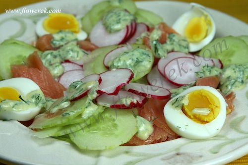 leichter Salat mit Lachs und Senf-Dill-Sauce