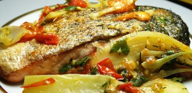 Lachs mit jungem Knoblauch und Tomaten