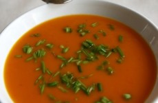 Kürbissuppe mit grünen Erbsen
