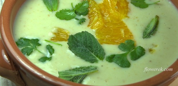 Cremige Suppe aus geröstetem Knoblauch