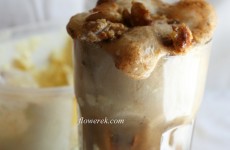 Eis mit Cola und karamellisierten Nüssen