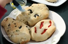 Focaccia mit Kräutern und Oliven