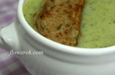 Spargelcremesuppe mit Croûtons
