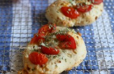 Focaccia mit Tomaten und Parmesan