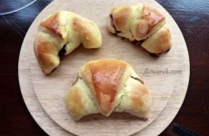 Zarte Hefehörnchen mit Joghurt