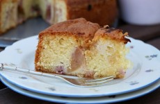 Rührkuchen mit Rhabarber und Marzipan