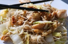 Hähnchenbrust mit Nüssen und Chinakohl